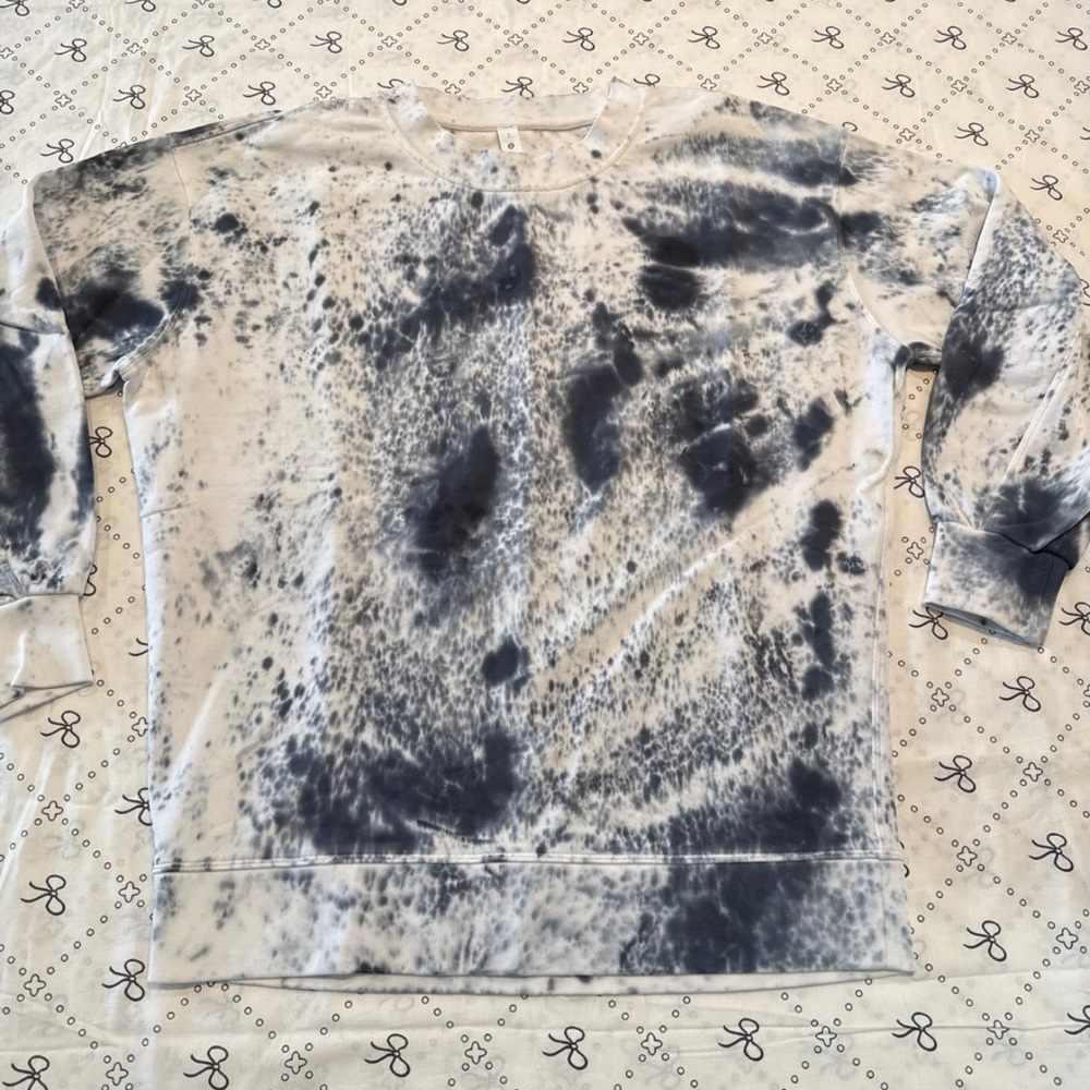 Lululemon white and blue patterned crewneck sweatshirts size 2
